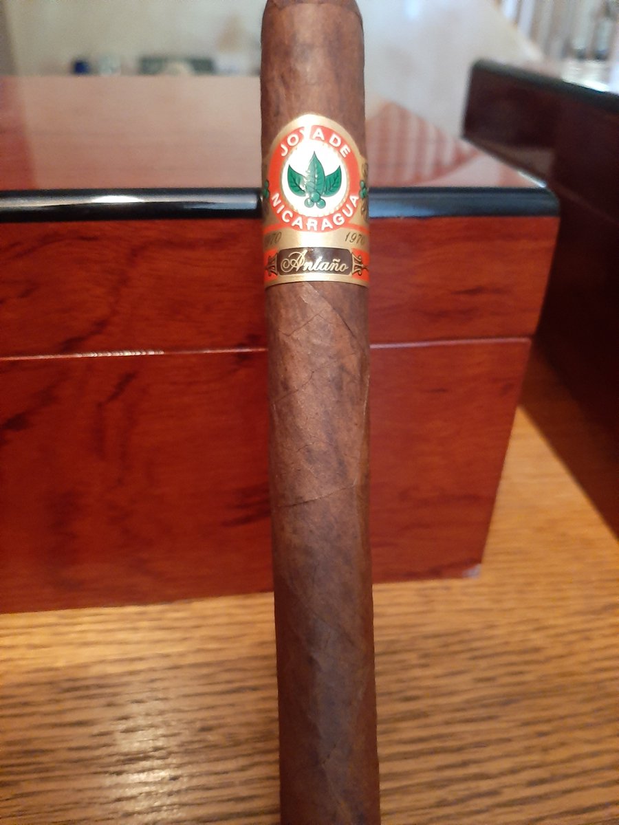 Feeling like my nicotine levels are dangerously low.  Pretty sure that this Joya de Nicaragua Antaño will fix that.  I've warned my neighbor to watch for my socks blowing over the fence 😂  Picked it up on the Navajo reservation on the way back from Durango years ago.
