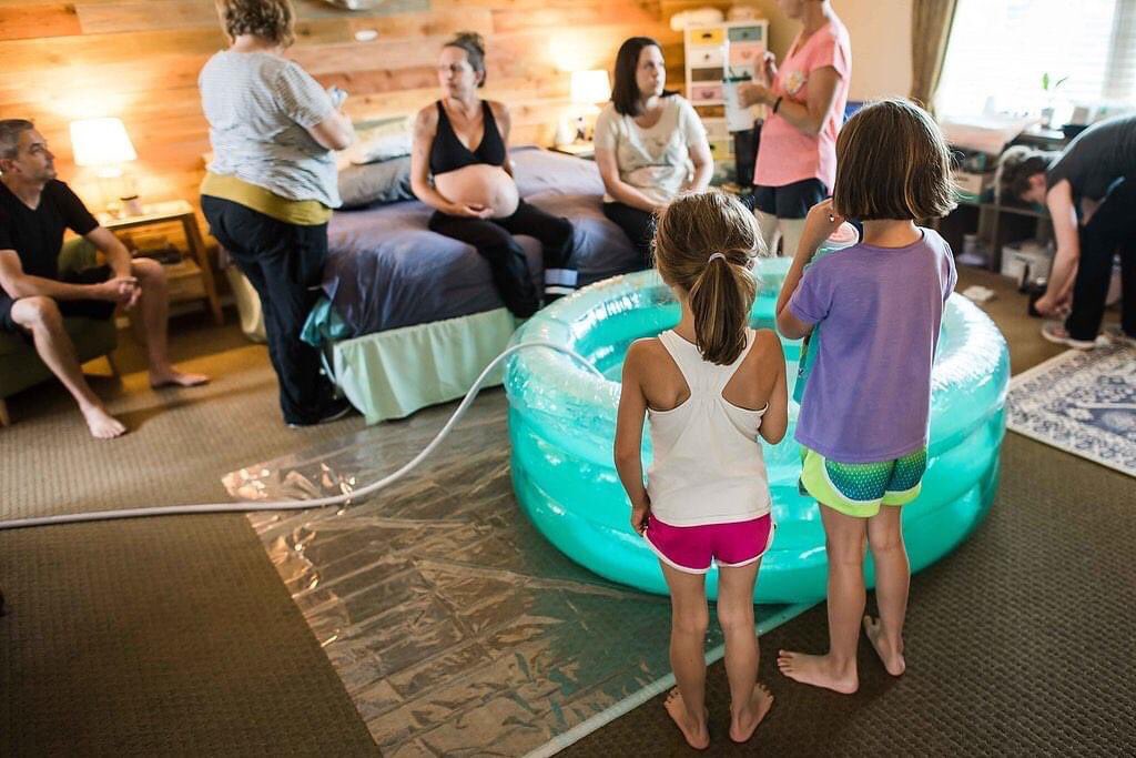 MetroMidwifery's tweet photo. Why #homebirth? Your peeps, your music, your favorite foods in your #birth nest. Anticipation, excitement, and reverence. Everyone gathered to welcome the newest family member. It just doesn’t get any better than this. 😍 📸 by @monetnicolebirths #denverbirth #midwife #midwifery https://t.co/TV6lOzsb6R