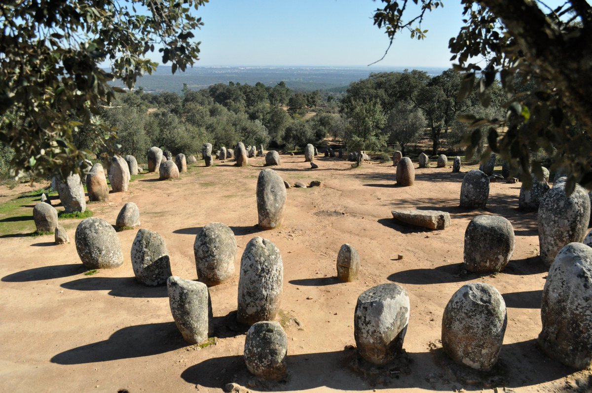 1/ As promised a thread about the Cromeleque dos Almendres, nicknamed the "Portuguese Stonehenge" and one of the largest megalithic sites ever found. Located in Évora, Portugal, we& #39;ll look at its seemingly impossible astronomical alignments, functions and symbology in this thread