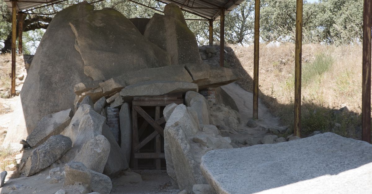 8/ Even more impressive, the circle of the Cromlech is the terminal point of a 50 km long alignment, connecting the Cromlech of Monsaraz and the Dolmen of Zambujeiro. That is, if you stay at the Almendres circle during the Spring Full Moon, it will rise on the horizon and pass