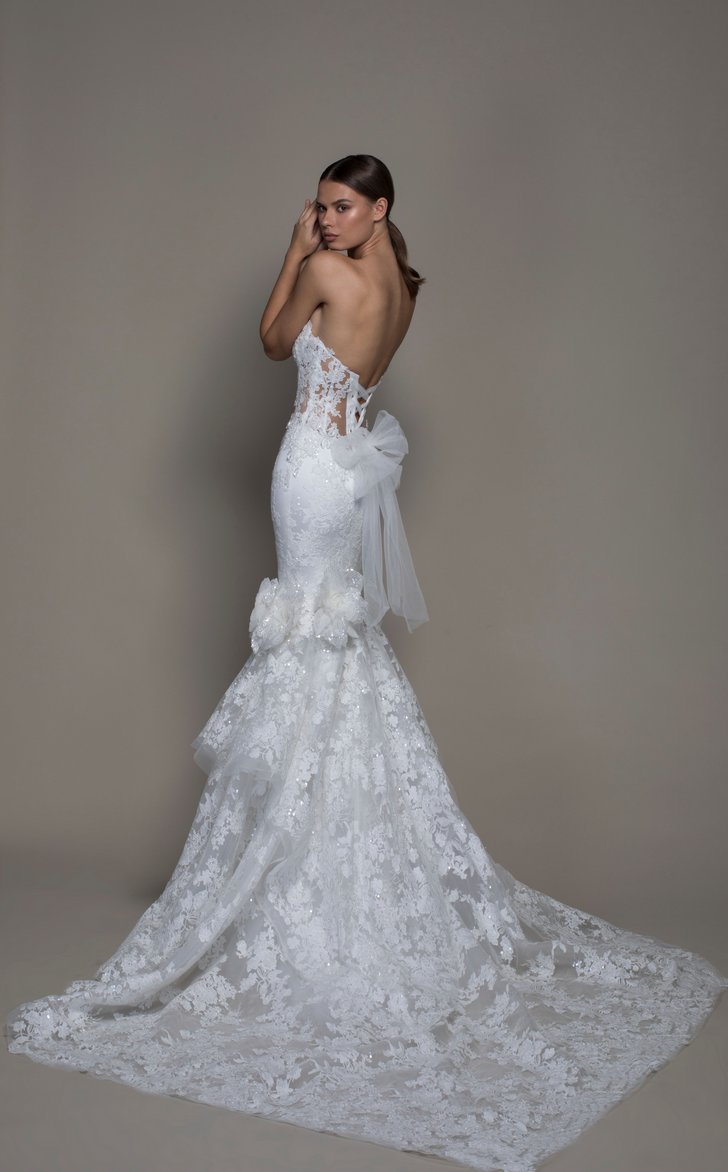 pninatornai's tweet photo. A pointed train is always a chic choice!
#RealCollection #Style4798
Available @KleinfeldBridal
Photo: Alexander Lipkin
Makeup: Ortal Elimeleh
Hair: Benjamin Ruimi https://t.co/pMUV5otR07