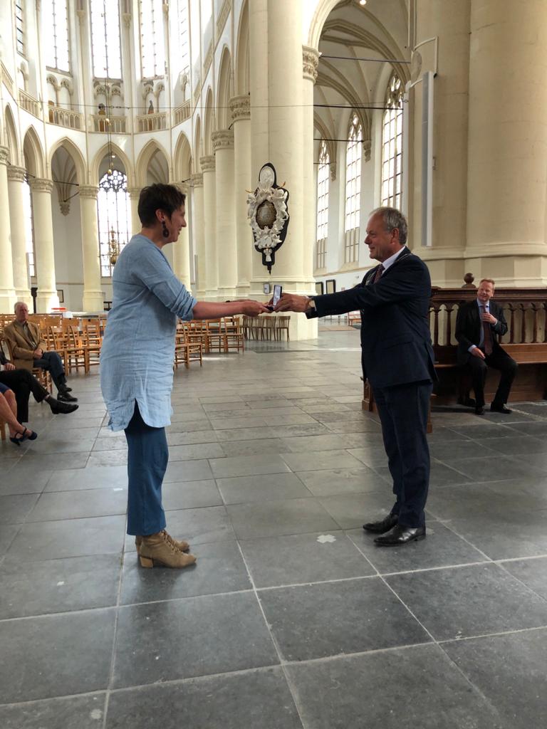 GreetMeesters's tweet photo. 3 juli kreeg ik van de Leidse Burgemeester Henri Lenferink. In de Hooglandse kerk, coronaproof opgespeld door mijn ondersteunend thuisfront mijn lintje! Lid in de Orde van Oranje Nassau. Mooie bemoediging! Dankbaar #buurtvereniging #Groenoordzuid #meetengreet #Gemeenteleiden https://t.co/0zEyJVoit2