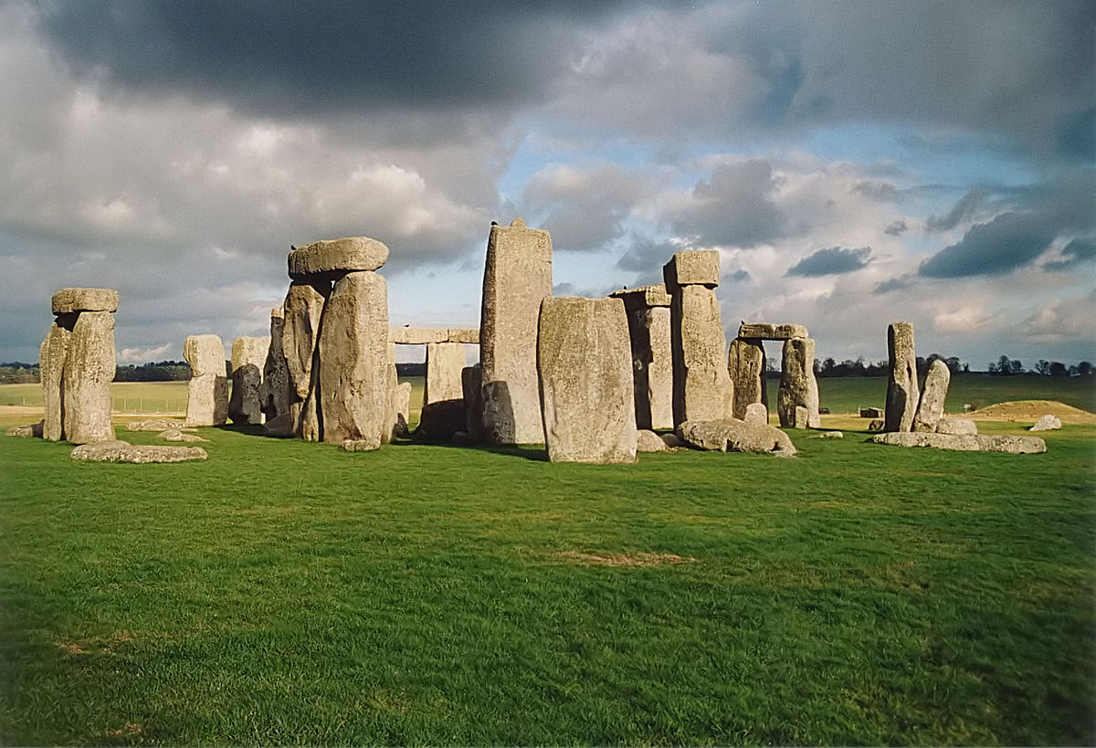 6/ This same phenomenon only happens in a single other place: the Stonehenge. This is because Almendres and Stonehenge have the only 2 possible latitudes where this can happen. At Stonehenge, the moon is at its northernmost position during orbit. At Almendres, in the southernmost