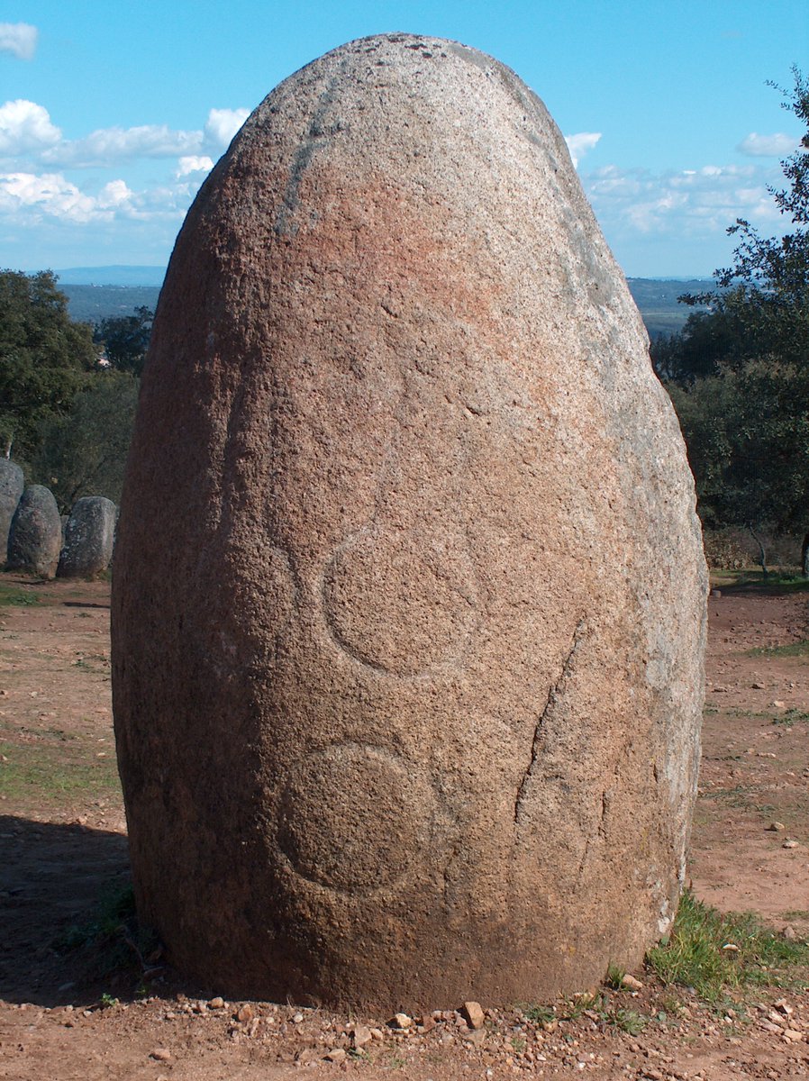 13/ It should be obvious now why the rocks were shaped to resemble eggs. They are a symbol of the Universe and the womb. The sources of life, to which we all return upon death. This meaning is well attested in different European mythologies and also the Egyptian traditions.