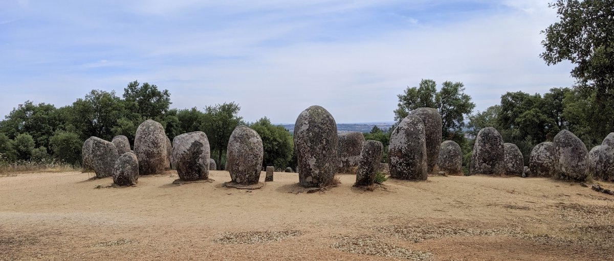 13/ It should be obvious now why the rocks were shaped to resemble eggs. They are a symbol of the Universe and the womb. The sources of life, to which we all return upon death. This meaning is well attested in different European mythologies and also the Egyptian traditions.