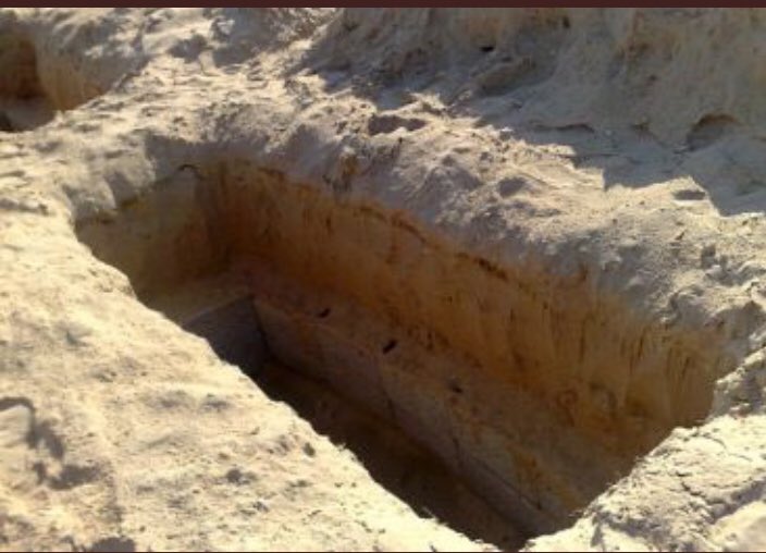 اللهم افسح لنا القبور، وآنس فيها الوحشة، واجعلها من رياض الجنة:
عن البراء رضي الله عنه قال: كنَّا معَ رسولِ اللَّهِ صلَّى اللَّهُ عليهِ وسلَّمَ في جِنازةٍ، فجلسَ على شَفيرِ القبرِ، فبَكَى، حتَّى بلَّ الثَّرى، ثمَّ قالَ: "يا إِخواني لمثلِ هذا فأعِدُّوا"
السلسلة الصحيحة (1751)