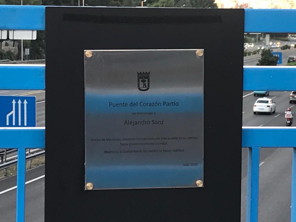 AlejandroSanz's tweet photo. He crecido viviendo deprisa edificando sueños cumplidos que nacieron en este puente...Sueños compartidos empujados por cada persona que ha hecho posible que el #PuenteDelCorazónPartío ,sin improvisaciones, sea una verdad, una guía y una vida. #Madrid siempre, gracias. 
@MADRID https://t.co/oQkWd1VALa