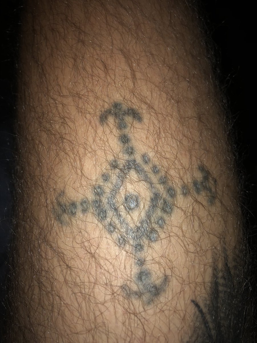 Callderyd's tweet photo. @Antonsjokvist @sarvanieloheimo Inte världens bästa tatueringen men gjord i Mambatuk teknik av kol och kokosnötsolja för 150 kr https://t.co/fl0SYCSScY