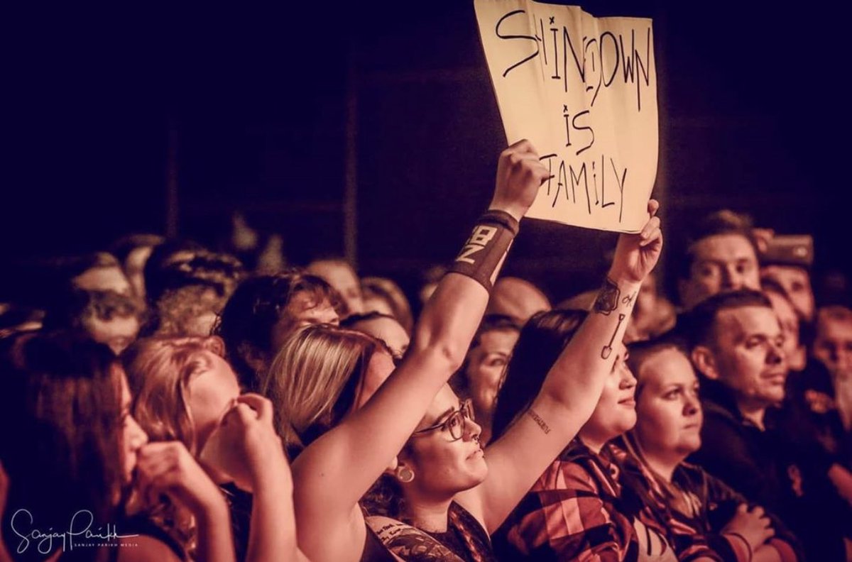 Shinedown's tweet photo. Happiness is family aka Shinedown Nation. 💛🤘 https://t.co/uejon5Fz3Q