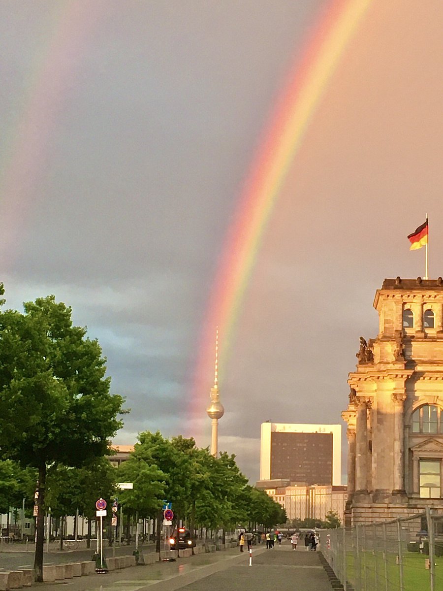 VeronikaSolaris's tweet photo. Rainbows everywhere! 🌈😍#berlin #Bundestag #brandenburggate #rainbow #colorfulberlin #berlinphoto https://t.co/LhTgBgU6zN