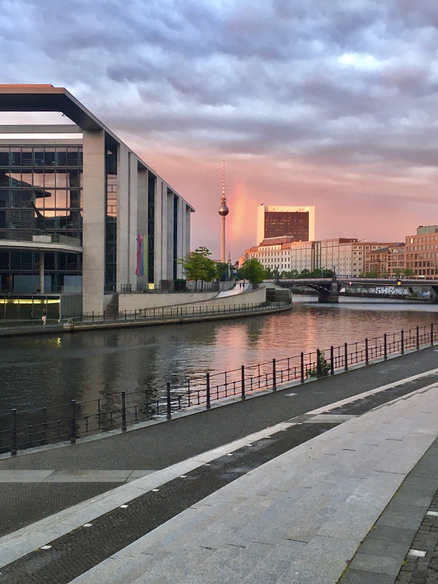 VeronikaSolaris's tweet photo. Rainbows everywhere! 🌈😍#berlin #Bundestag #brandenburggate #rainbow #colorfulberlin #berlinphoto https://t.co/LhTgBgU6zN