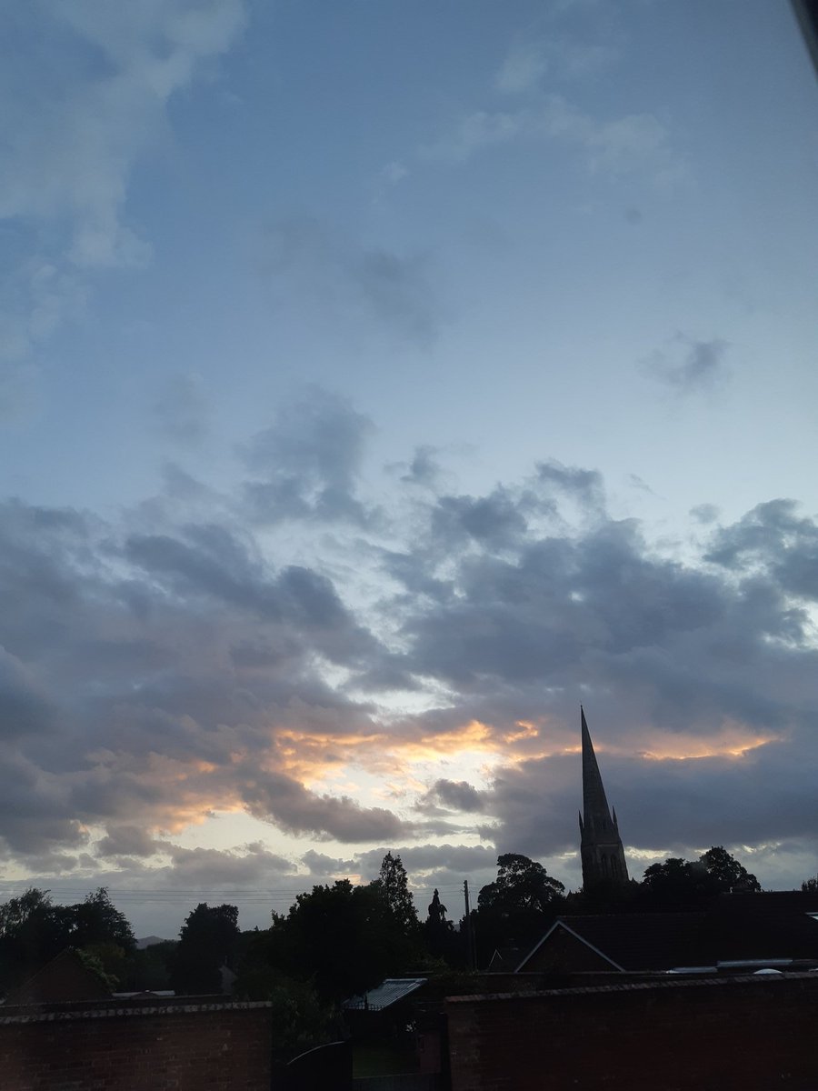 TheBetsyHarmony's tweet photo. A view from a window #dusk #windowviewing https://t.co/PyD6SyvXVq