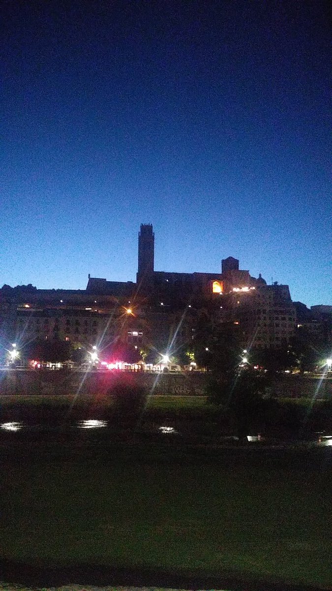 KsSvart's tweet photo. Un dels millors espectacles de llum mai vistos. Increíbles llums del bar!!

#seuvella @paerialleida https://t.co/1H9IMgXj0R