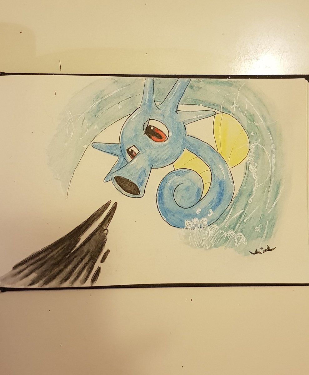 Muccgirl's tweet photo. Heute ist es feuchtfröhlich in der #sonntagsmalerei 🥰
Seeper stand schon länger auf meiner Liste der Wunschmotiven zum Zeichnen.
#zeichnung #drawing #painting #aquarellstifte #seeper #pokemon #horsea https://t.co/upX5A1ZGfN