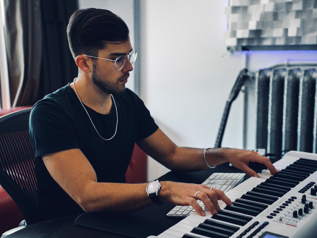 Stone Van Brooken tweet media