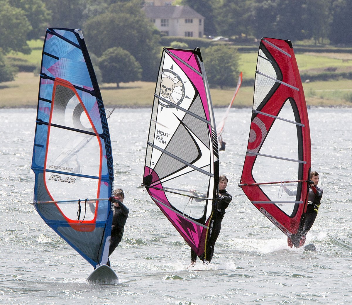 GreySnapper03's tweet photo. Great weather for windsurfing at Rutland Water today. https://t.co/0S3bbAwbML