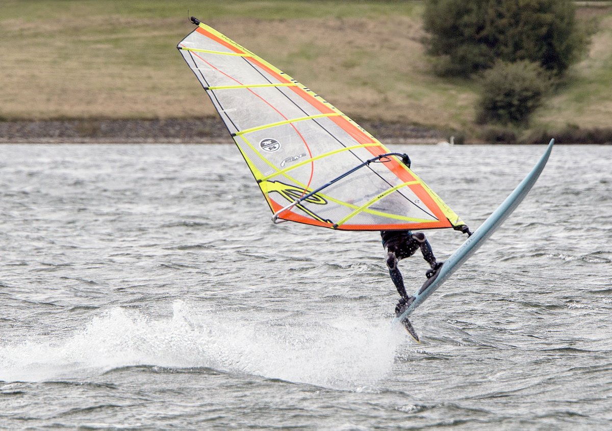 GreySnapper03's tweet photo. Great weather for windsurfing at Rutland Water today. https://t.co/0S3bbAwbML