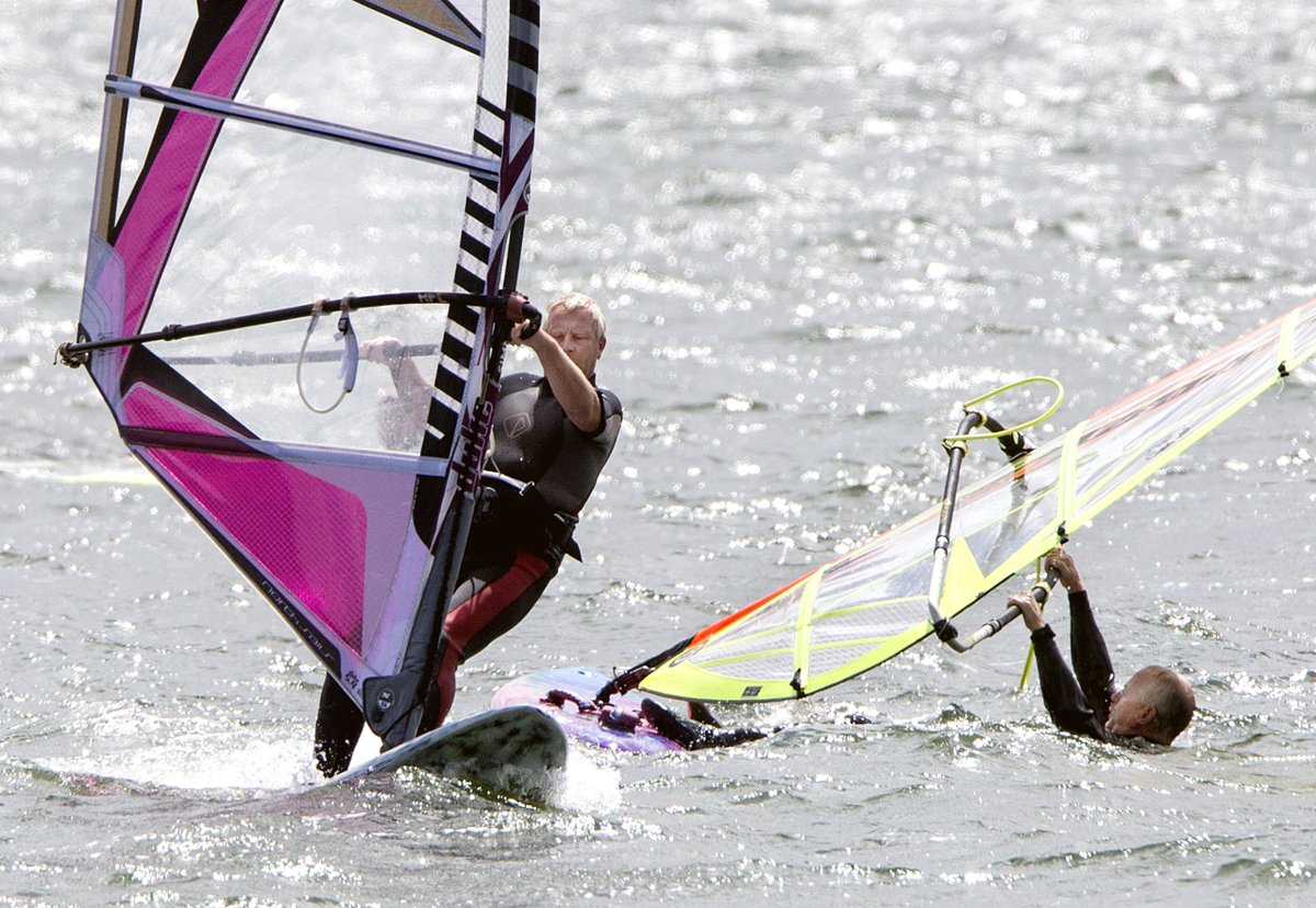 GreySnapper03's tweet photo. Great weather for windsurfing at Rutland Water today. https://t.co/0S3bbAwbML