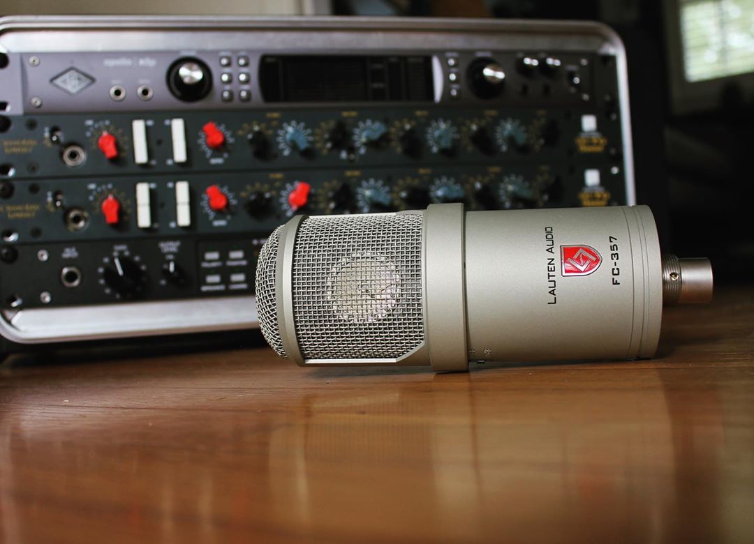 UAudio's tweet photo. Friends ✌️ Great mobile setup from @LautenAudio.
#fc357 #UniversalAudioApollo #Apollox8p #UAD #UADApollo #Apollox #UniversalAudio #WFH #HomeStudio #ShelterInMusic #HomeRecording https://t.co/3w8Irzd6y2