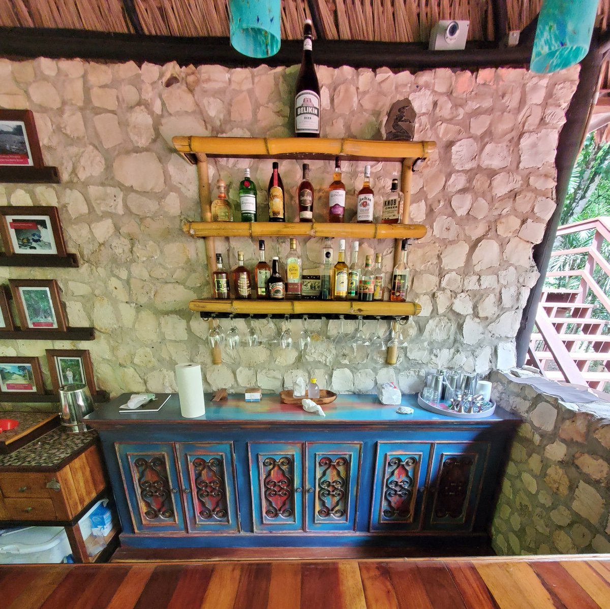 TableRockBelize's tweet photo. During the shutdown, we managed to give our jungle bar a gorgeous makeover!🛠️ All designed & made right here at Table Rock's Mayak Tunich Design.
#mayaktunichdesign #happyhour #madeinbelize #greentravel #conscioustravel #ecotourist #tablerockbelize #interiordesign #homedecor https://t.co/zeQtAQUeDr