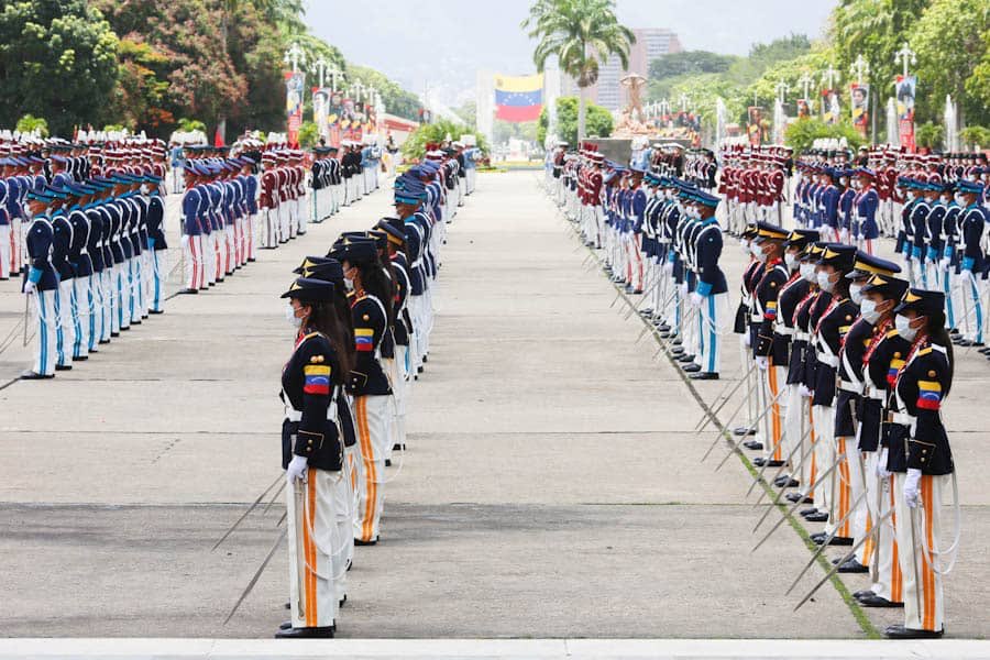 MHidrocarburos's tweet photo. En Fotos| Acto de ascenso de oficiales, liderado por el Presidente @NicolasMaduro, en el Patio de Honor de la Academia Militar de Venezuela y conmemoración los 209 años de la firma del acta de independencia https://t.co/qi9GdI4h9I