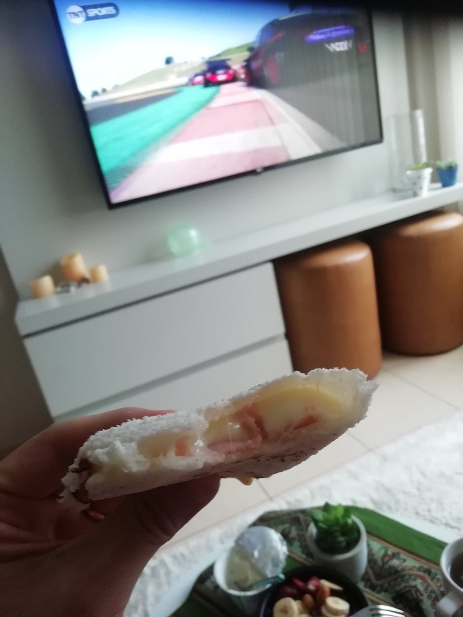 rperiodismo's tweet photo. Seguí el paso a paso de mis #tapiocas de quiejo e presunto (queso y jamón) 😉
🔹Agregar agua a la harina de mandioca.
🔹Tamisar
🔹Poner en sarten, dar vuelta y agregar queso y jamón
🔹Tapar relleno (como empanda)
😃Y listo! https://t.co/truKokCGHn