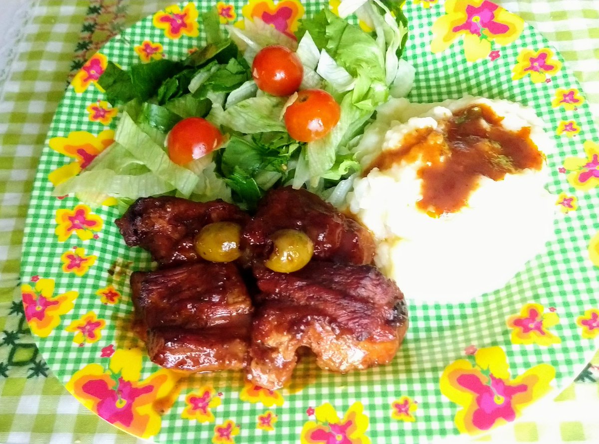 suricatodc's tweet photo. @MarcoCancino saludos desde Guate con unas costillas en barbacoa, att Jorge del cid, aqui viendo el partido con mi hijo Juan Pablo https://t.co/ijYkZFR6B0