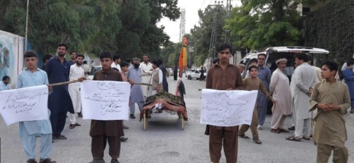 Meanwhile, a 20 year old Parachinar man identified as Asad Ali who was in police custody died under mysterious circumstances. Locals held a protest after the incident & claimed he died due to torture by police.  #Pakistan Local media report (Urdu):  https://www.dailyurdu.net/hot-news/31575/ 