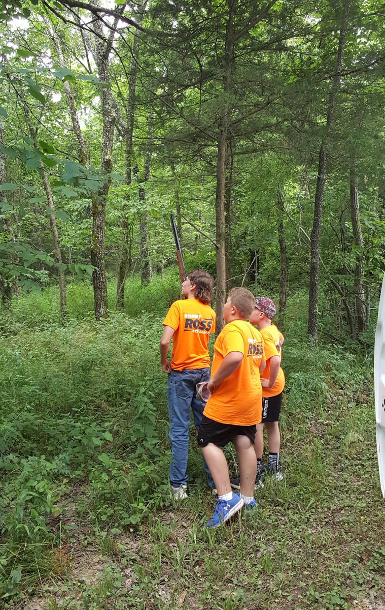 When a long day of parading is through....... here's what the younger part of "Team Ross" likes to do.....🤣
#ChasingBushytails