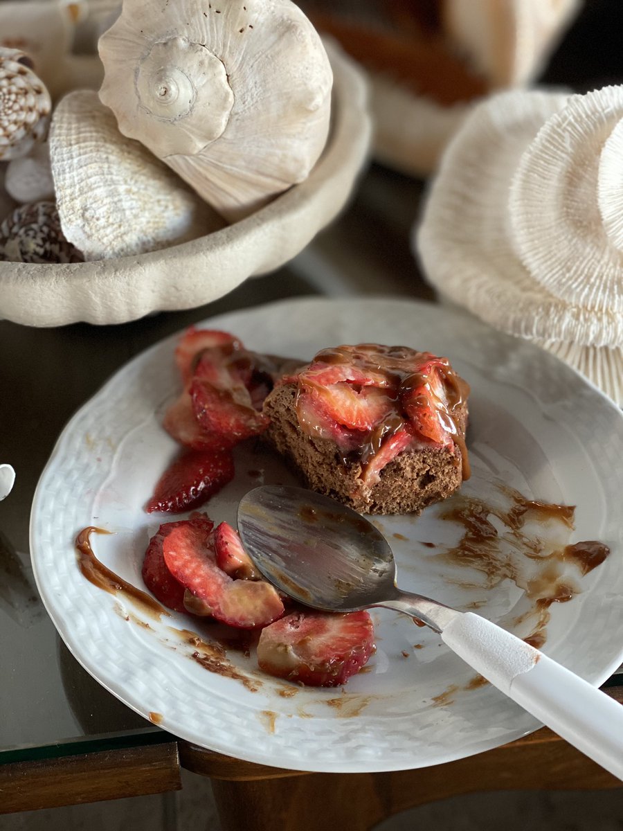 PAOLA_FIEGE's tweet photo. 🍰🍫Con este frío en la merienda tenía ganas de comer algo dulce y me hice esta torta en menos de #1minuto, y lo mejor sin harina de trigo. #LowCarb #SinTaac #QuedateEnCasa https://t.co/zz4YZ7sGXT