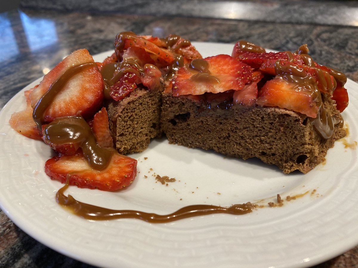 PAOLA_FIEGE's tweet photo. 🍰🍫Con este frío en la merienda tenía ganas de comer algo dulce y me hice esta torta en menos de #1minuto, y lo mejor sin harina de trigo. #LowCarb #SinTaac #QuedateEnCasa https://t.co/zz4YZ7sGXT