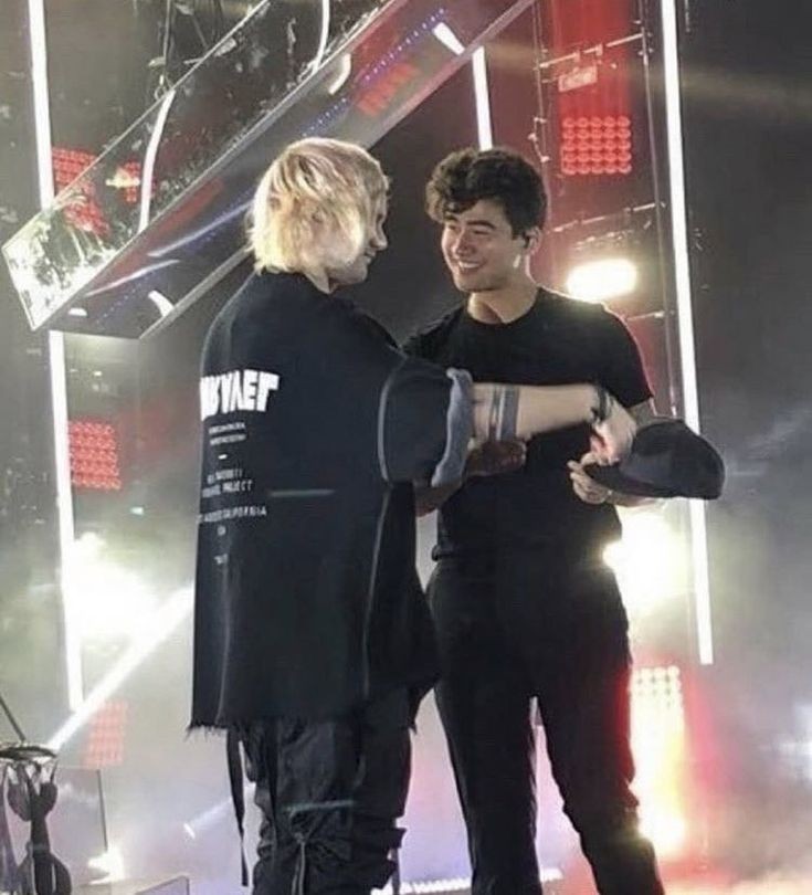 A thread of the boys "hating" Michael because apparently they& #39;re not best friends