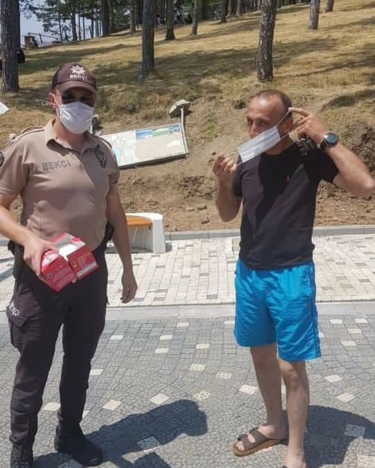 52_haber's tweet photo. Korona Virüs (Covid -19) denetimleri kapsamında vatandaşlarımızın yoğun olarak bulunduğu yerlerde Çarşı ve Mahalle Bekçilerimiz maske dağıtımına devam ediyor. https://t.co/PBcnzb9fg7