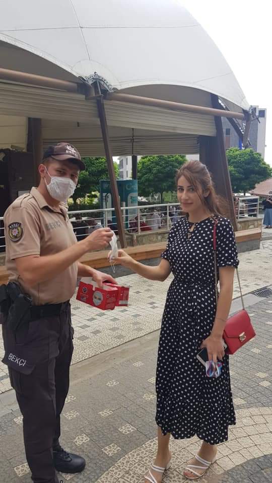 52_haber's tweet photo. Korona Virüs (Covid -19) denetimleri kapsamında vatandaşlarımızın yoğun olarak bulunduğu yerlerde Çarşı ve Mahalle Bekçilerimiz maske dağıtımına devam ediyor. https://t.co/PBcnzb9fg7