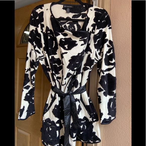 Anastaus's tweet photo. So good I had to share! Check out all the items I'm loving on @Poshmarkapp from @AleciaUnique #poshmark #fashion #style #shopmycloset #chanel #incinternationalconcepts #meettheposher: https://t.co/6Y0L9LItDT https://t.co/QuHPHpvXPw