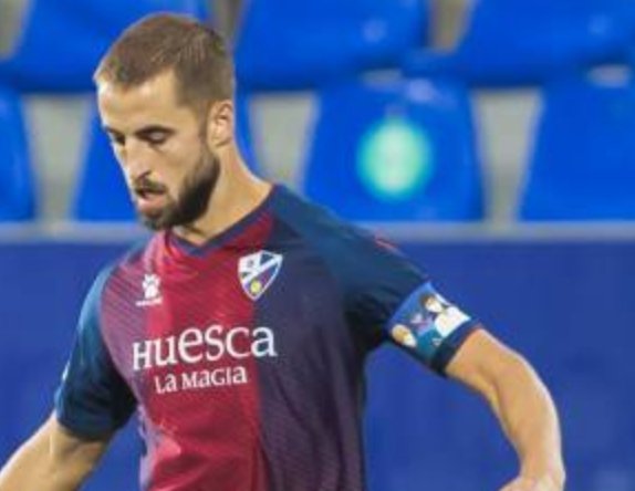 One of my favourite things in Spanish football this season is that  @SDHuesca's captain Jorge Pulido change his captain armband for every of their 21 away matches in Segunda, and with it teach us about Spain. Here's the story (Thread) 