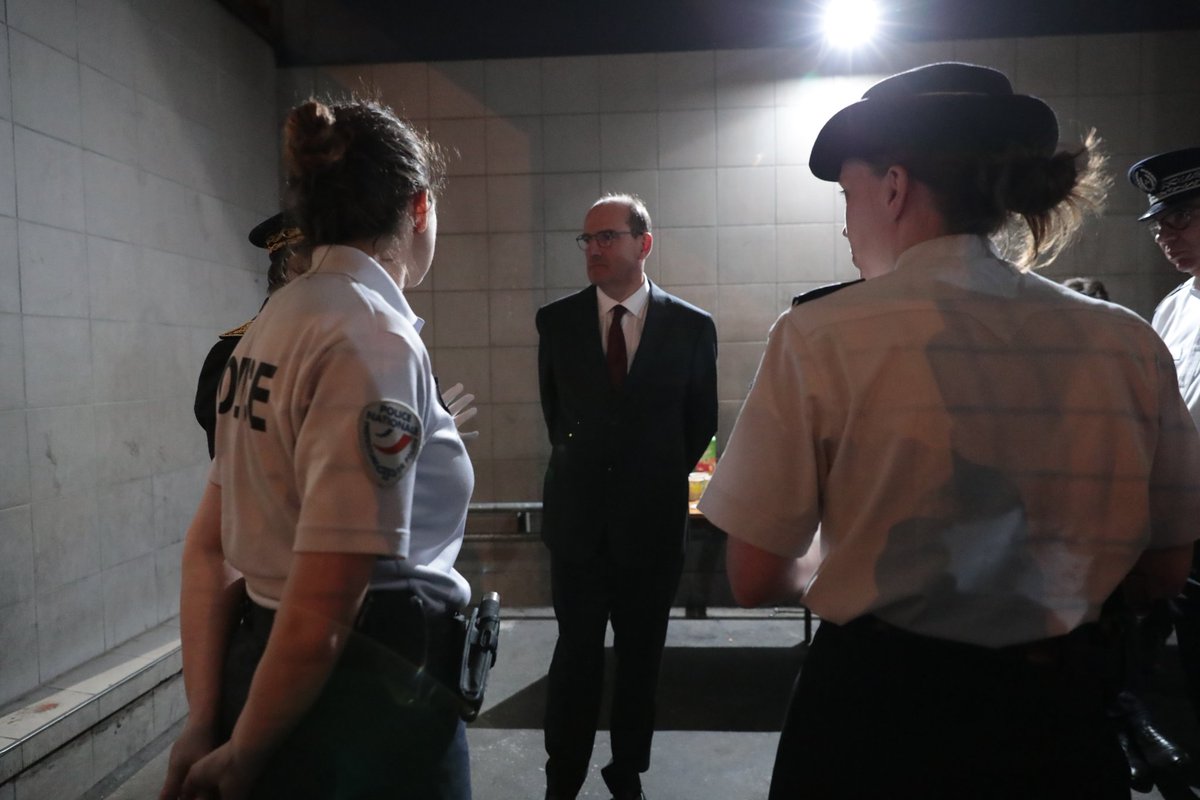 Je suis ce soir au commissariat de La Courneuve, au contact de celles et ceux qui s'engagent pour protéger nos concitoyens. Je sais qu'ils attendent de nous des actes. Ils viendront. Ils attendent aussi de la reconnaissance et du soutien, ils seront sans failles.