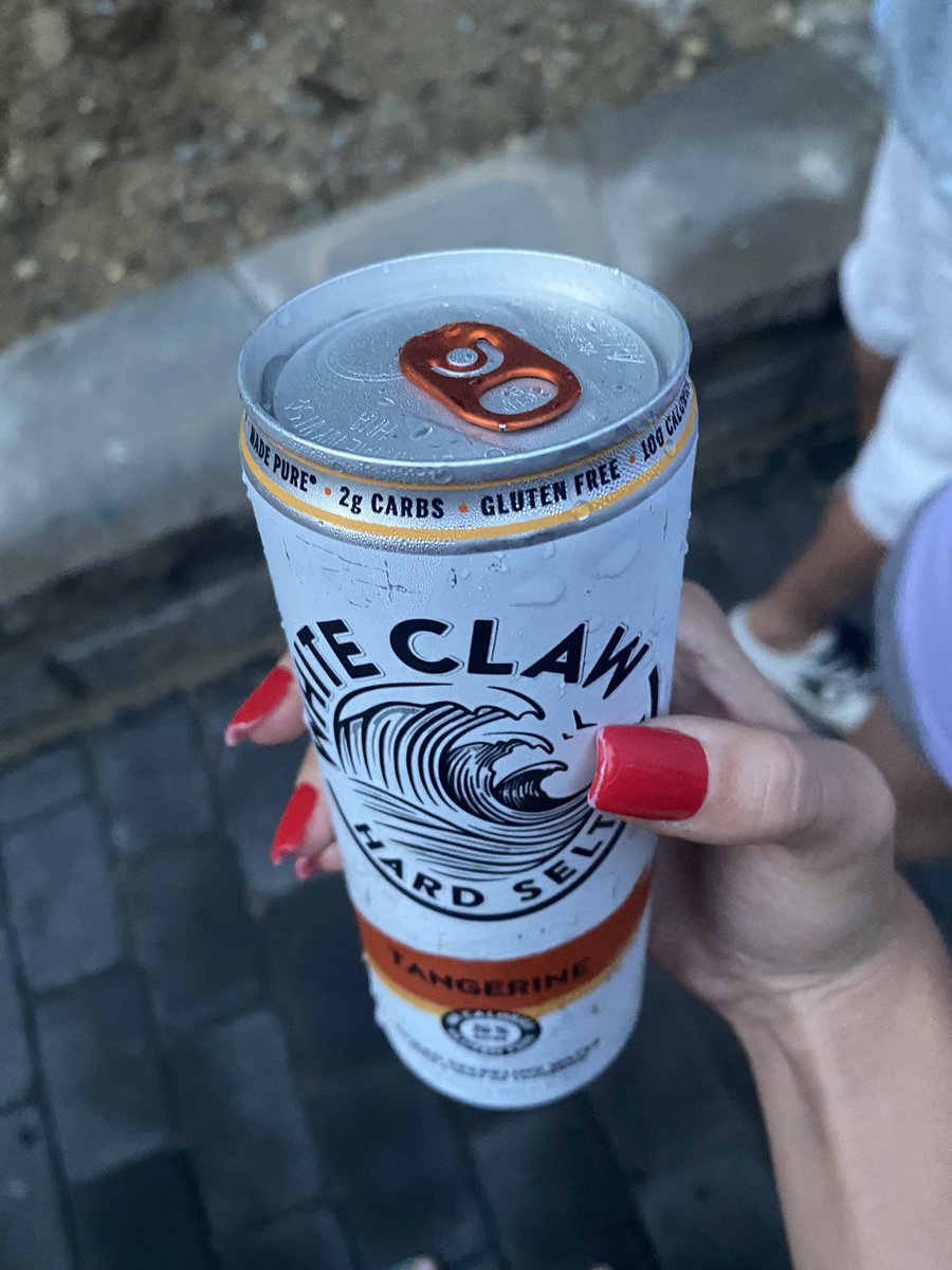 julieaa__'s tweet photo. @WhiteClaw https://t.co/a9yuYx9tAx