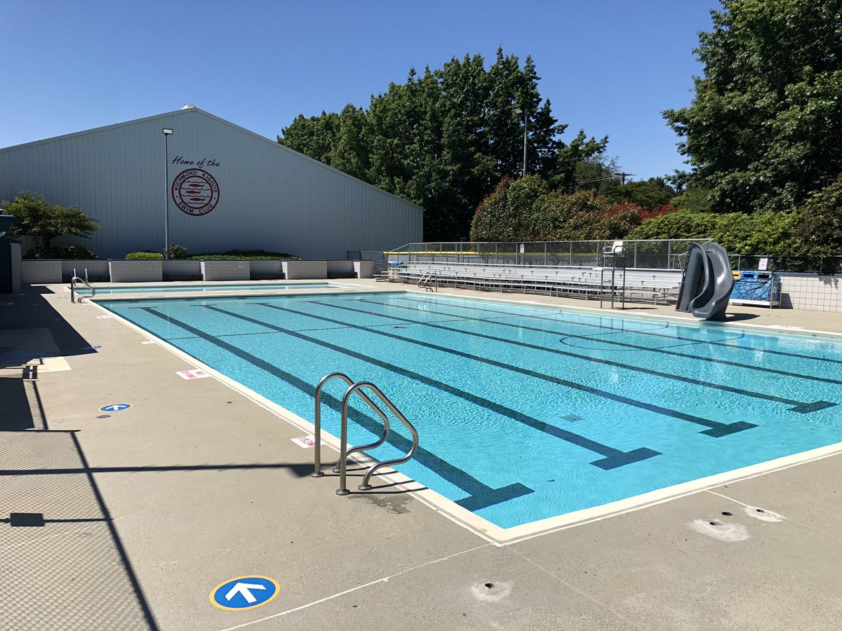 Our pool sure looks inviting with the sun shining on it. Thankfully Kigoos Summer Registration  is just hours away.....