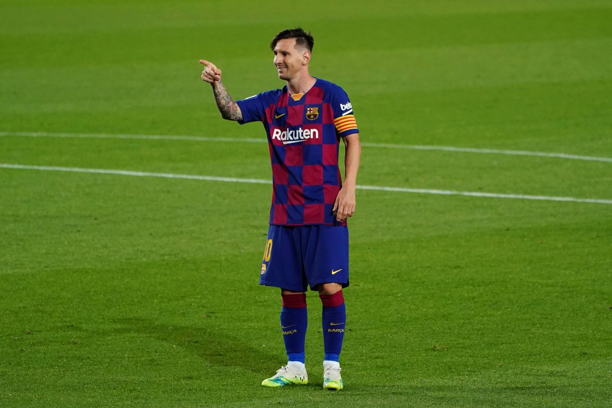 Squawka_Live's tweet photo. Lionel Messi pointing at all the other players who have been directly involved in 40+ league goals in Europe's top five leagues this season. https://t.co/DJbdf7yx18