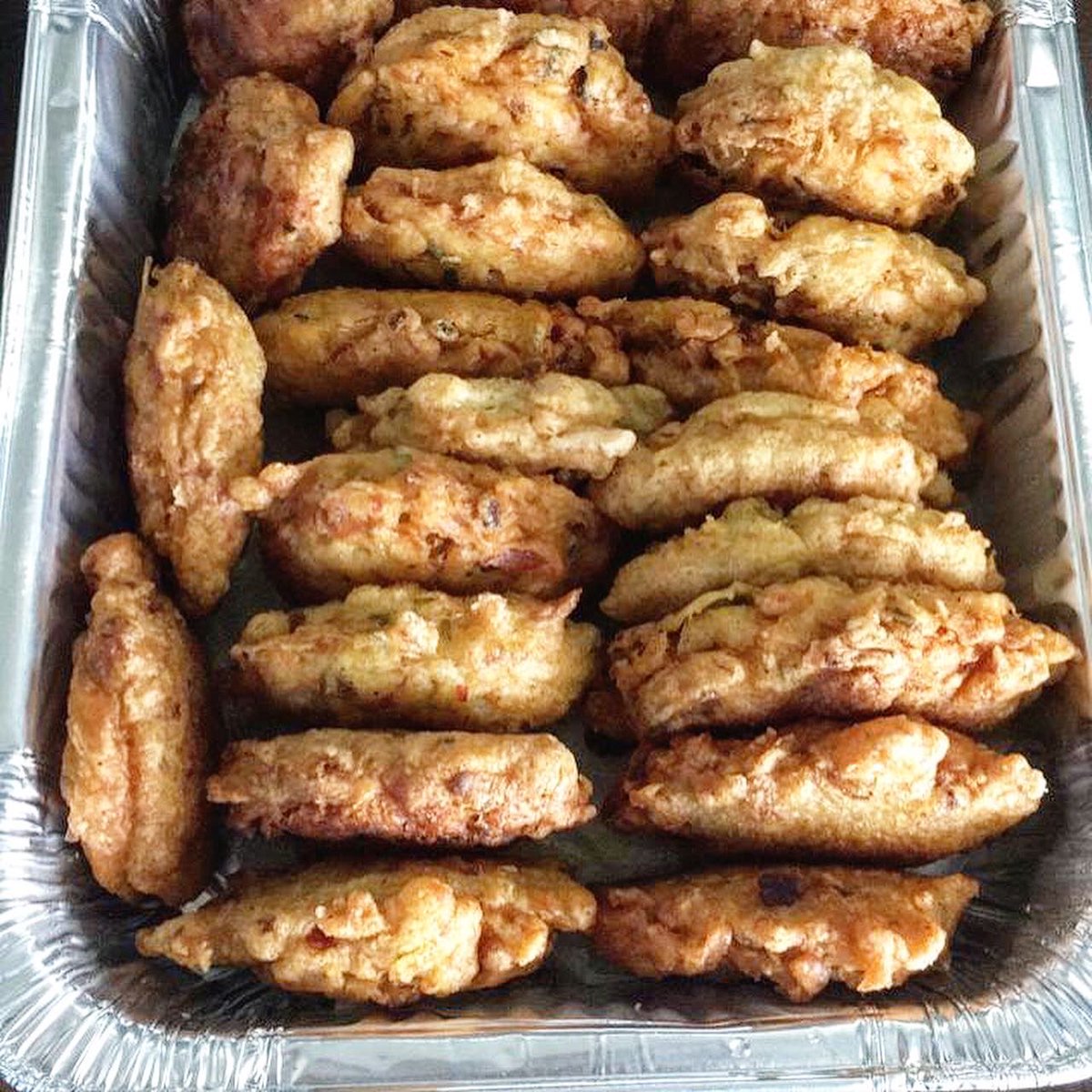 CateringRnb's tweet photo. We provided a new clients with a few items from our Appetizer Menu:
1. Mini Shrimp and Avocado Garlic Bread Toasts
2. Salt fish Accra
3. Geera Pork
4. Potato Samosas
5. Chicken Samosas
6. Lamb Samosas
7. Steak Bites
8. Shrimp &amp; Chive Dumplings 
#rnbcatering
#foodforthesoul https://t.co/RpMFzCVUYC
