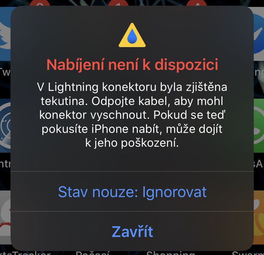 KutilDomaci's tweet photo. Ty nabíjecí kabely jsou dneska ale chytrý! 🤔
A ano, fotil a natáčel jsem s iPhonem v bazénu, tak uvidíme, co to bude dělat dál... máte s tím někdo zkušenosti? 
(iPhone XS, Apple USB-C 18W nabíječka, kabel Lightning od Baseus) #apple #applecz @Jablickar https://t.co/rQgcRuob2E