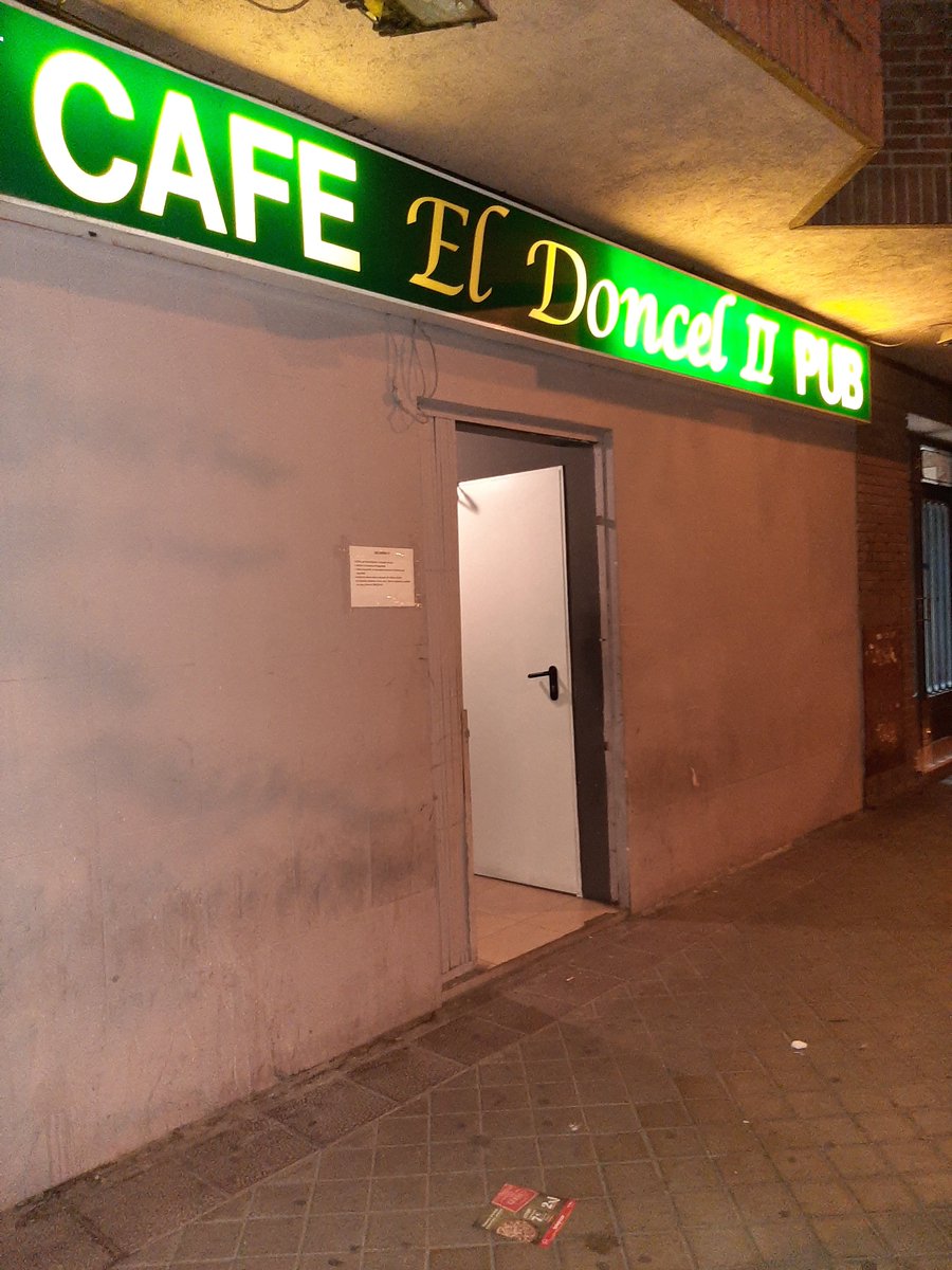 cls343's tweet photo. @policiademadrid no dicen que los pub no se pueden abrir pues  este en la esquina de calle vereda del carmen en madrid esta abierto y venden drogas,ustedes sabrán lo que hacen... https://t.co/a0RFrSHI9m