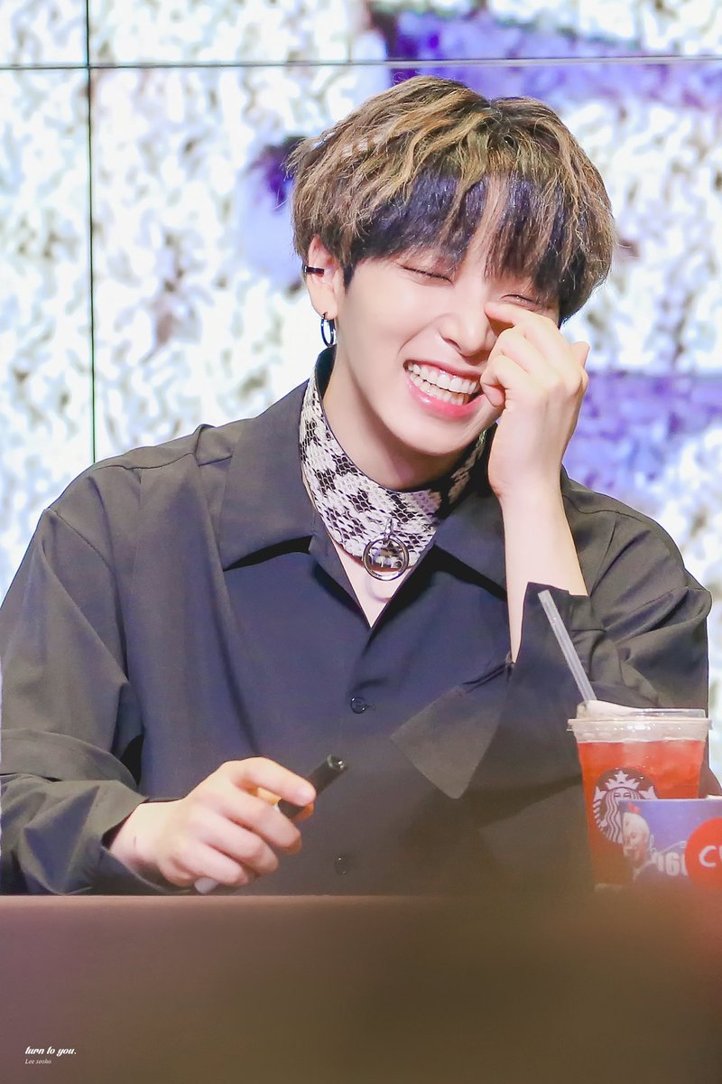 seoho in this bigass choker
