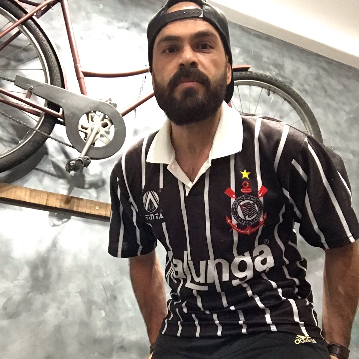 EdInHoOoU's tweet photo. Na raça;
Na força;
Na superação! 
1990 vive na memória CORINTIANA, está, como diz o hino, “eternamente em nossos corações!”
E Lá Vamos Nós...
#Corinthians #VaiCorinthians #OClubeMaisBrasileiro #NossaLoucuraNãoPara #SCCP https://t.co/Xe1lIko3JW