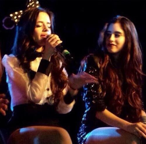 e vamos daquele momento CLÁSSICO que a Camila introduz a Lauren no show pq ela tava com vergonha "os olhos esmeralda mais lindos do mundo todo" 