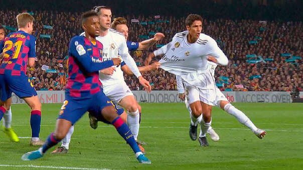 musicoloko7's tweet photo. BARTOMEU: “"El VAR NO está dando la altura que queríamos. Es poco equitativo el VAR actualmente. Está repercutiendo en algunos resultados, parece ser que siempre FAVORECEN AL MISMO"

Lo debe decir por Varane en el Camp Nou, va con retardo https://t.co/fho0reWDrT