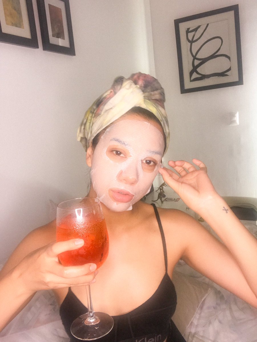 turbopau's tweet photo. Domingo de face mask y aperol, sí señor https://t.co/onrKfgmfIc