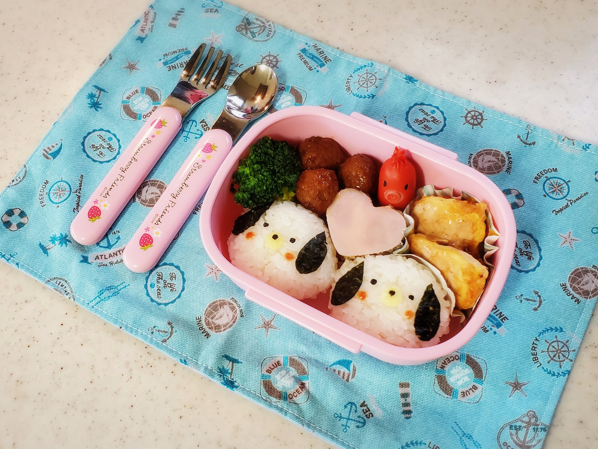 みずき 今日のお弁当 ペンギンおにぎり 今日も雨だ D お弁当 キャラ弁 ペンギン おにぎり 幼稚園 お弁当記録 T Co 5fhyxrn8zl Twitter