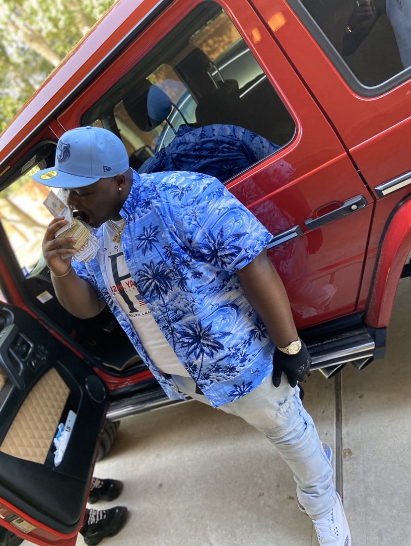 Counting up in the Benz why yo hoe rub my skin😁🚀